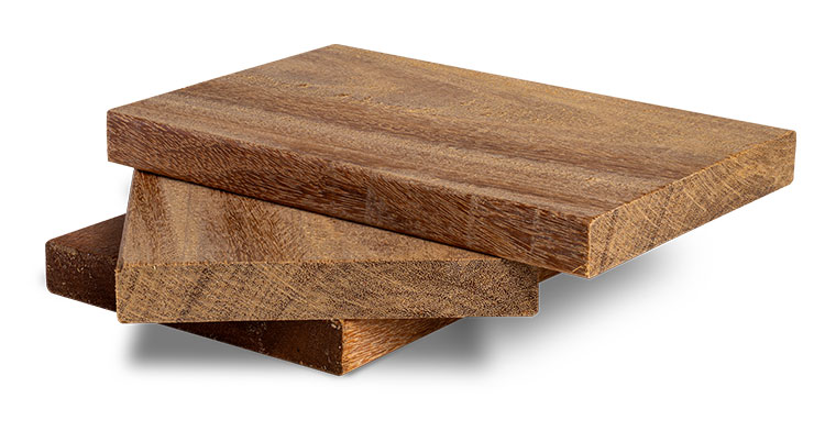 Planche de bois Cumaru massif, finition lisse, idéale pour l'aménagement extérieur et la menuiserie haut de gamme